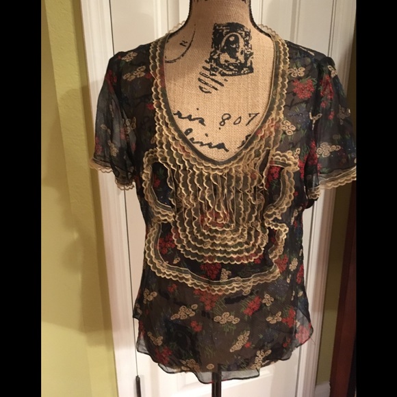 Free People Tops - Free People Top Size Medium So Awesome dainty lace